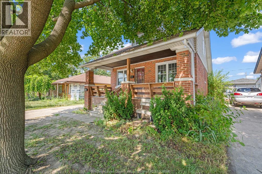 1356 Pillette Property Photo 3