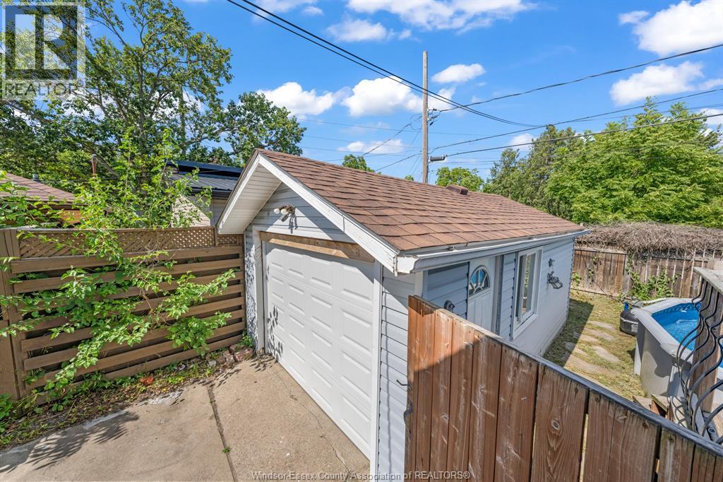 1356 Pillette Property Photo 6