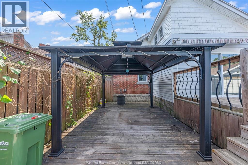 1356 Pillette Property Photo 7