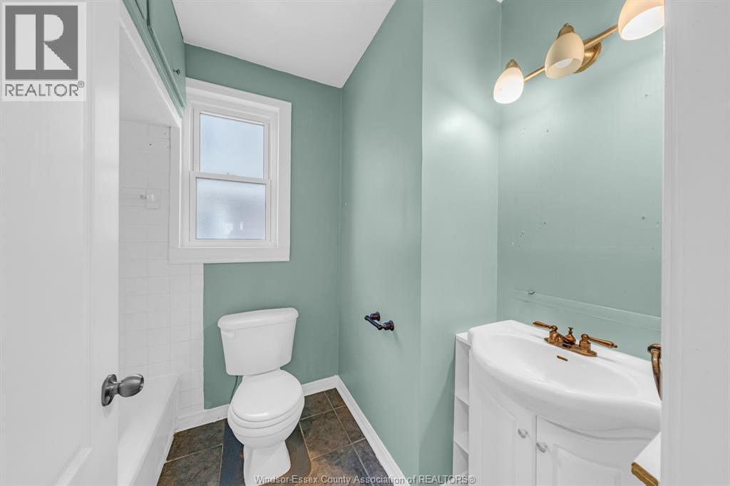 1356 Pillette Property Photo 23