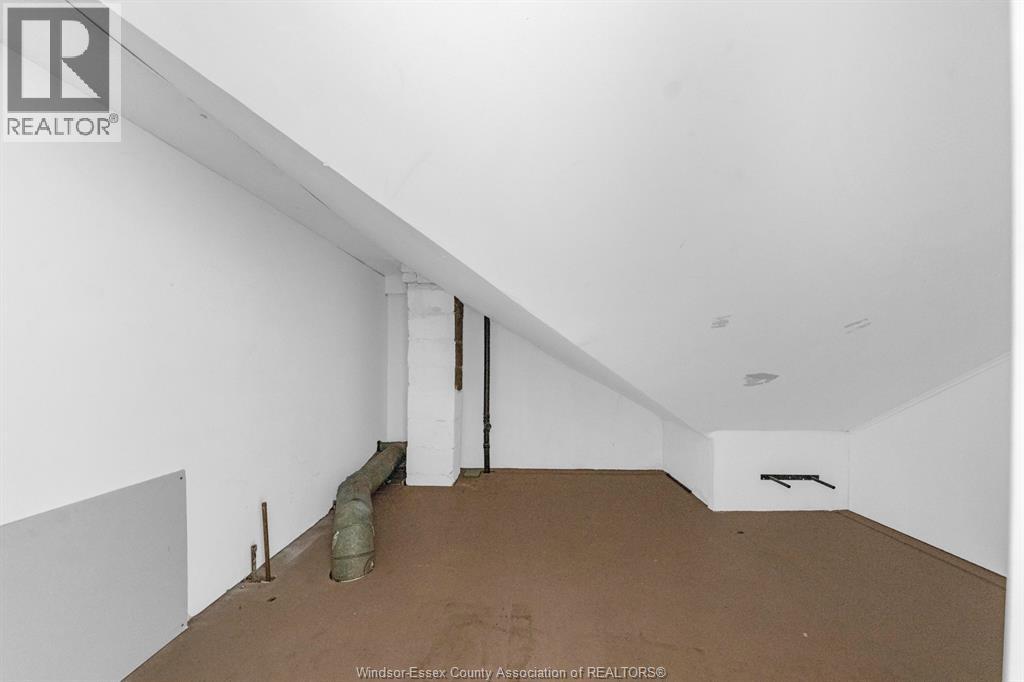 1356 Pillette Property Photo 31