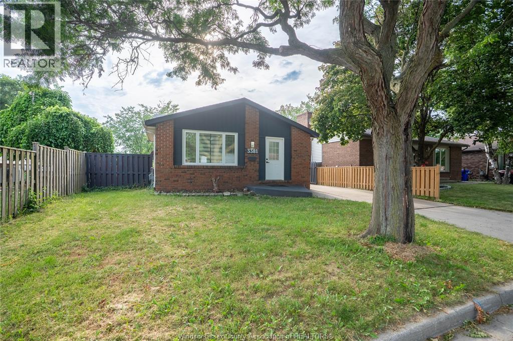 3381 Pineview Crescent Property Photo 3