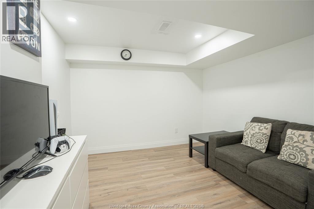 3381 Pineview Crescent Property Photo 14