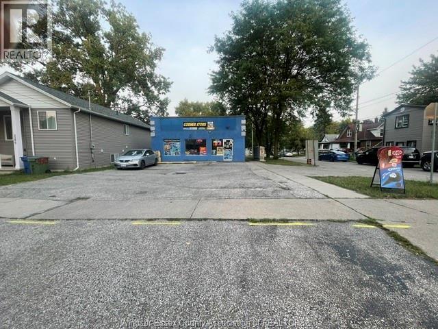 400 Chippawa Street Property Photo 3