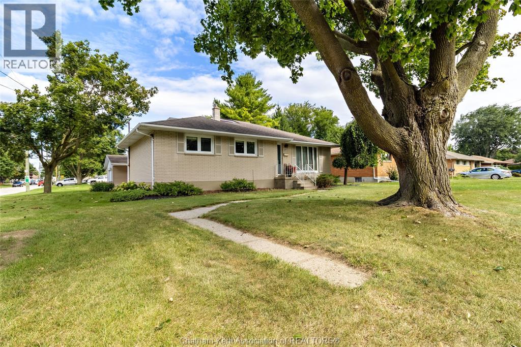 199 TWEEDSMUIR AVENUE East