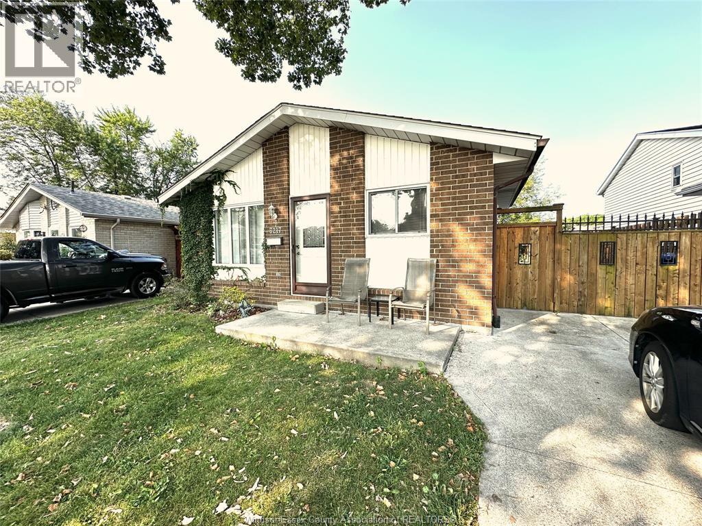 3217 AURORA Property Photo 1