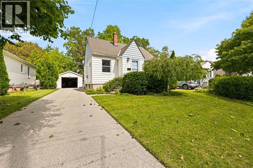 698 Pineview Avenue Property Photo 3