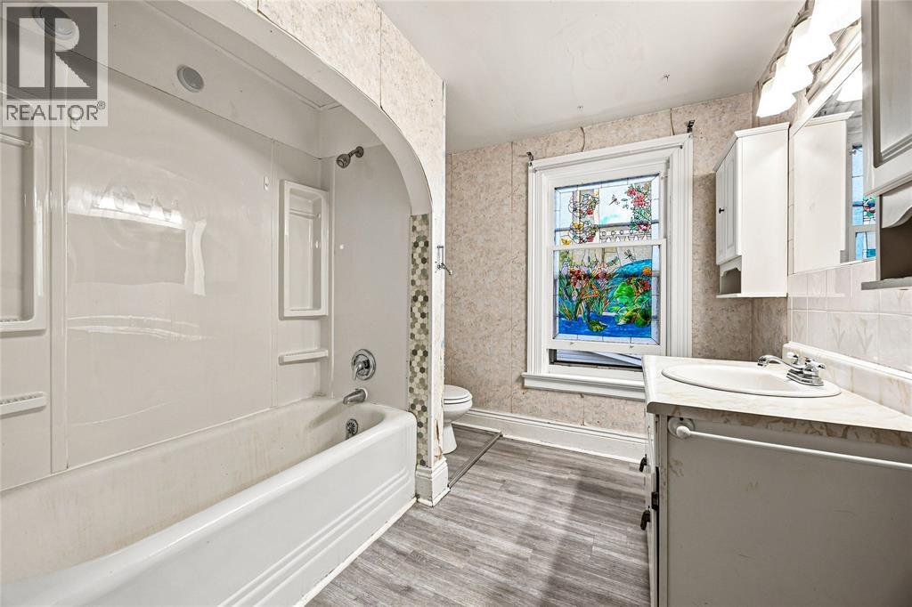 386 Russell Street South Property Photo 17
