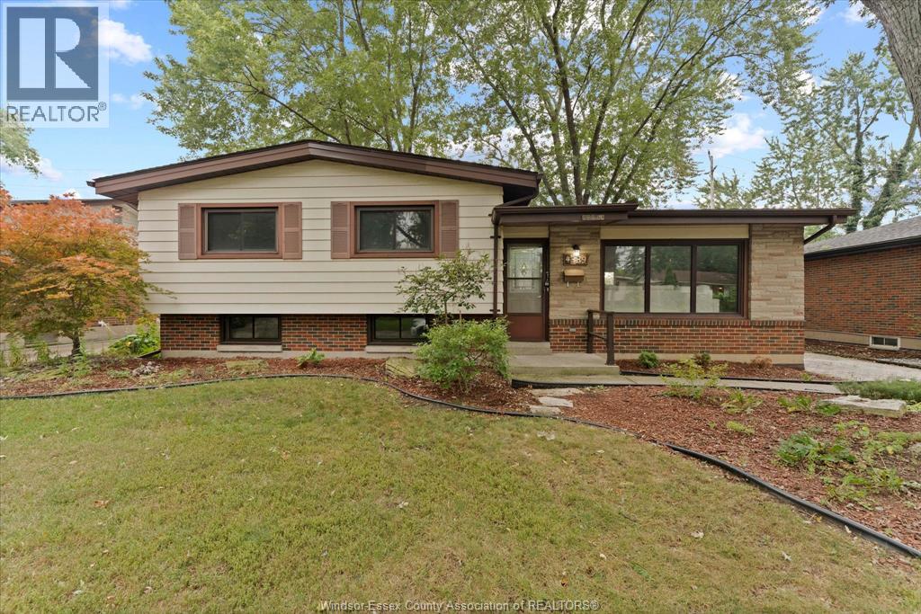4339 ASHFIELD CRESCENT Property Photo 1
