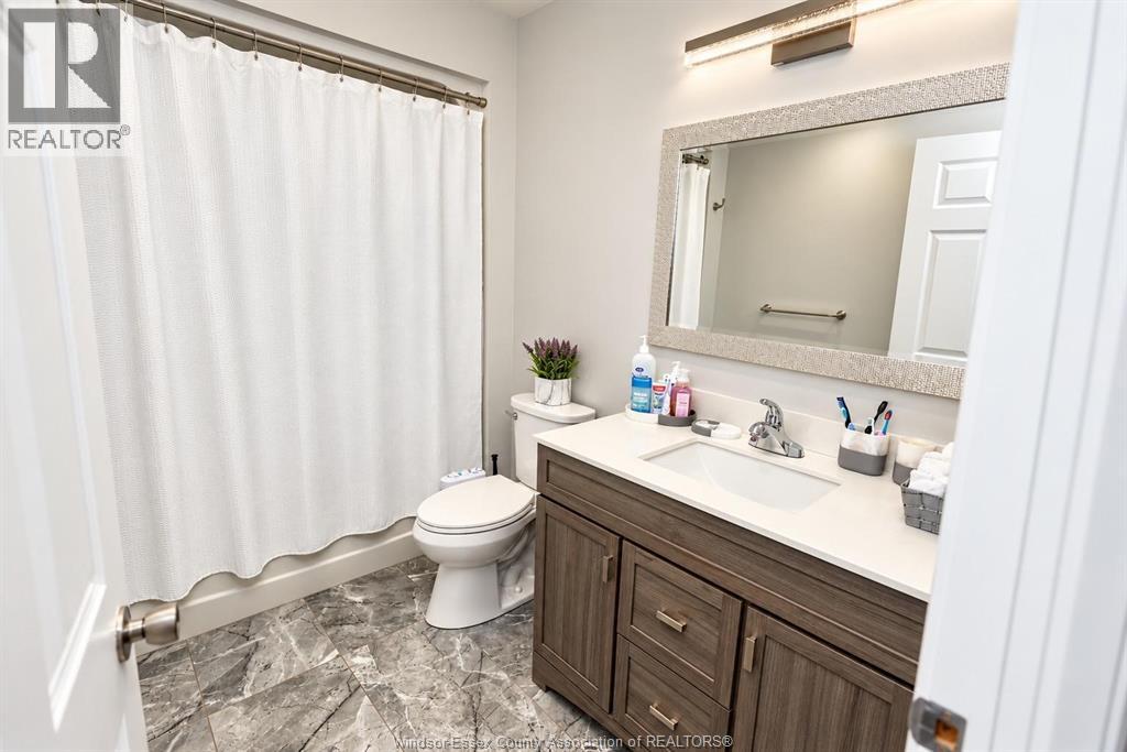 1035 Treverton Crescent Property Photo 11