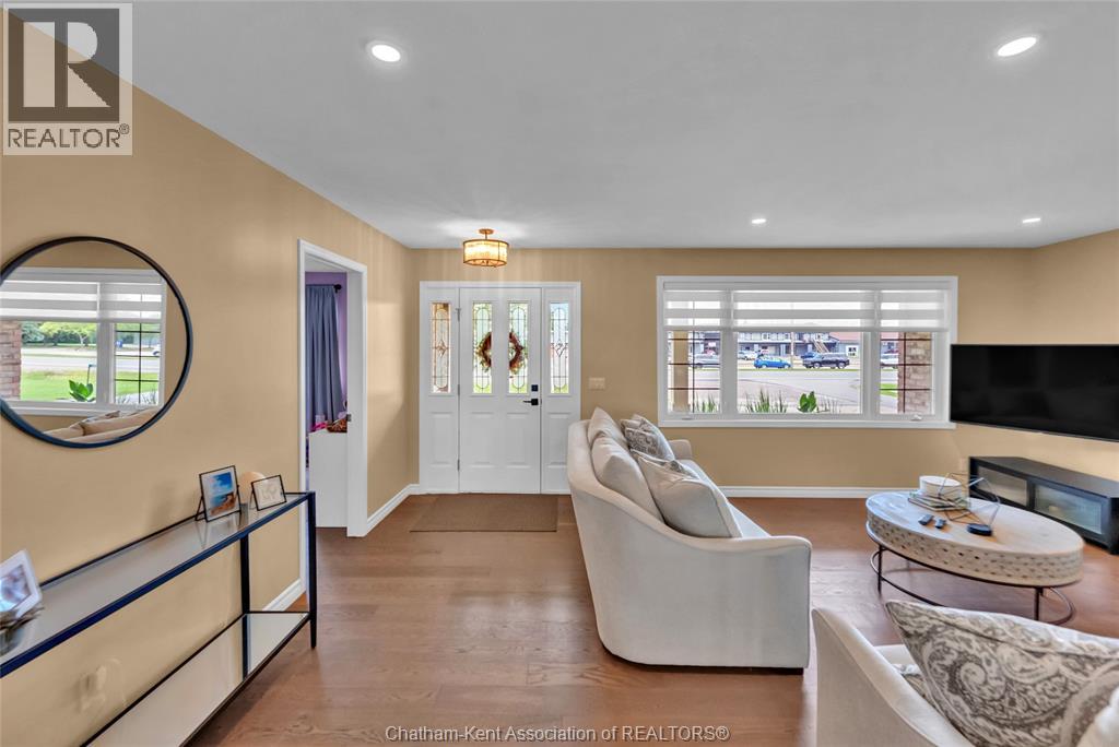 2027 Dufferin Avenue Property Photo 6