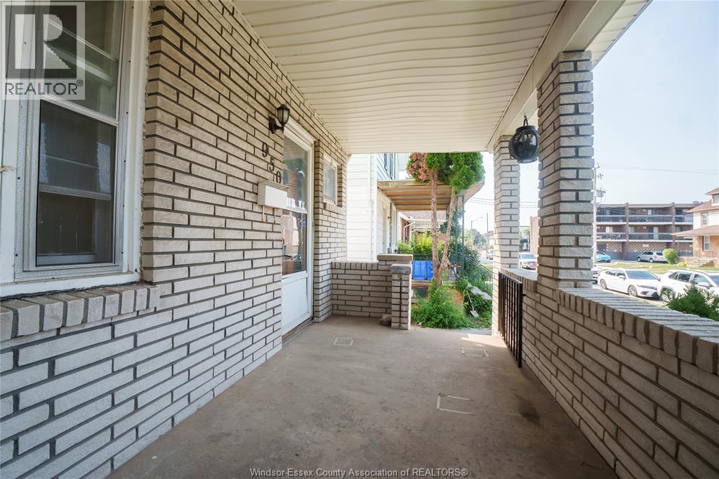 950 Elsmere Property Photo 3