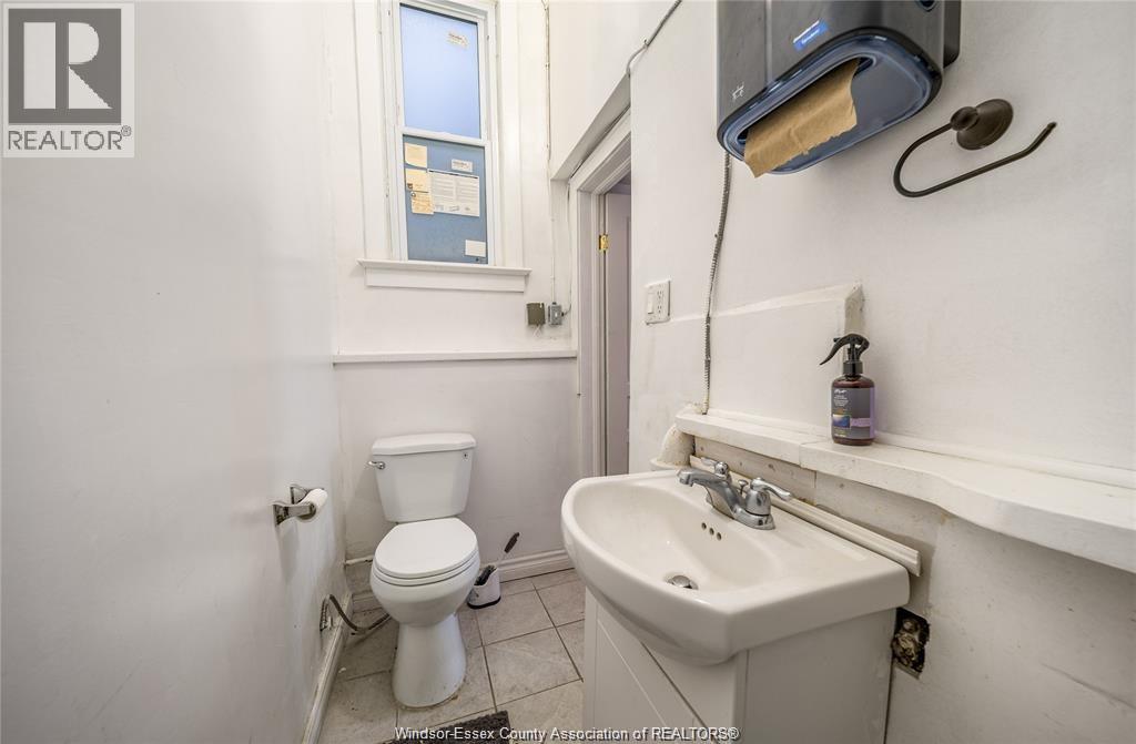 976 Howard Avenue Property Photo 7