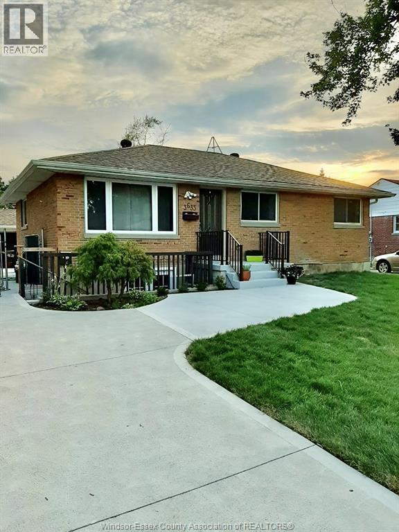 3633 McKay Unit# LOWER