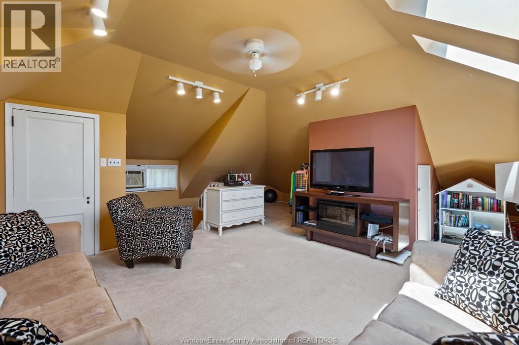 858 Chilver Property Photo 24