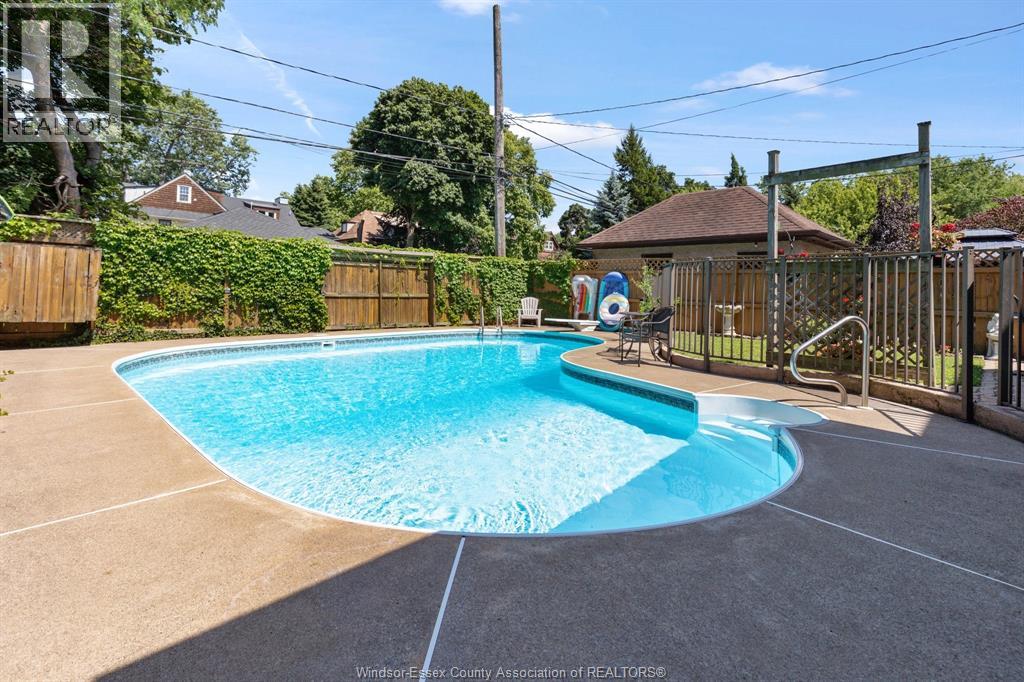 858 Chilver Property Photo 33