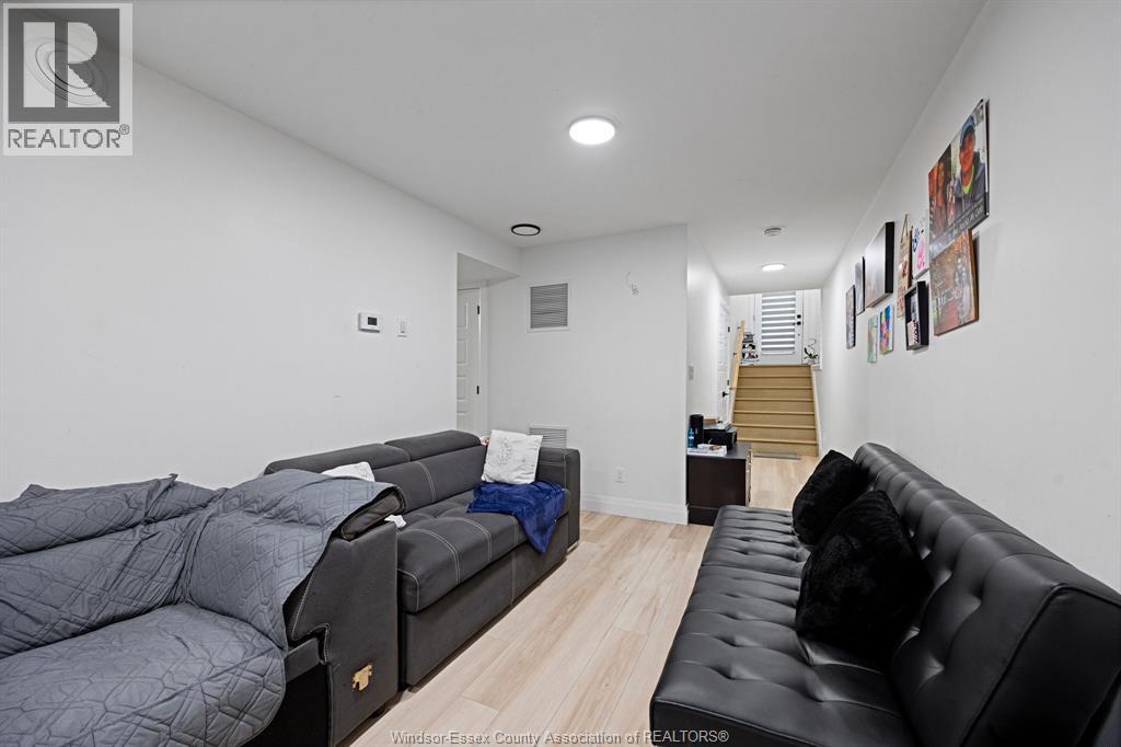 2224 Fraser Unit# Lower Property Photo 3