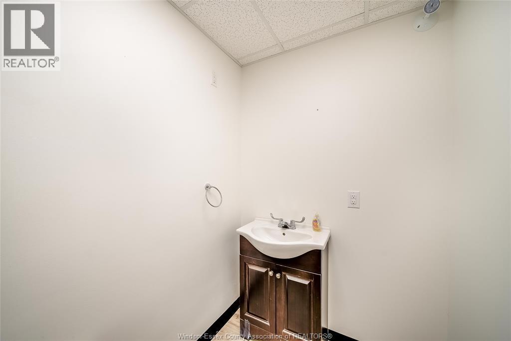 5540 Wyandotte Street East Property Photo 19