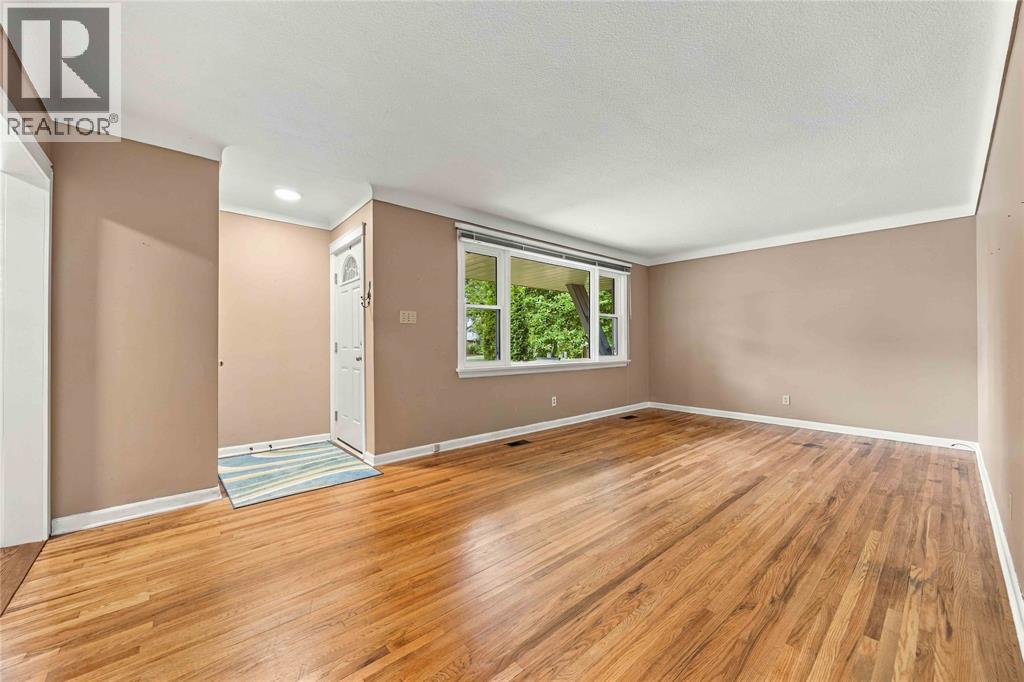 6 Massey Crescent Property Photo 3