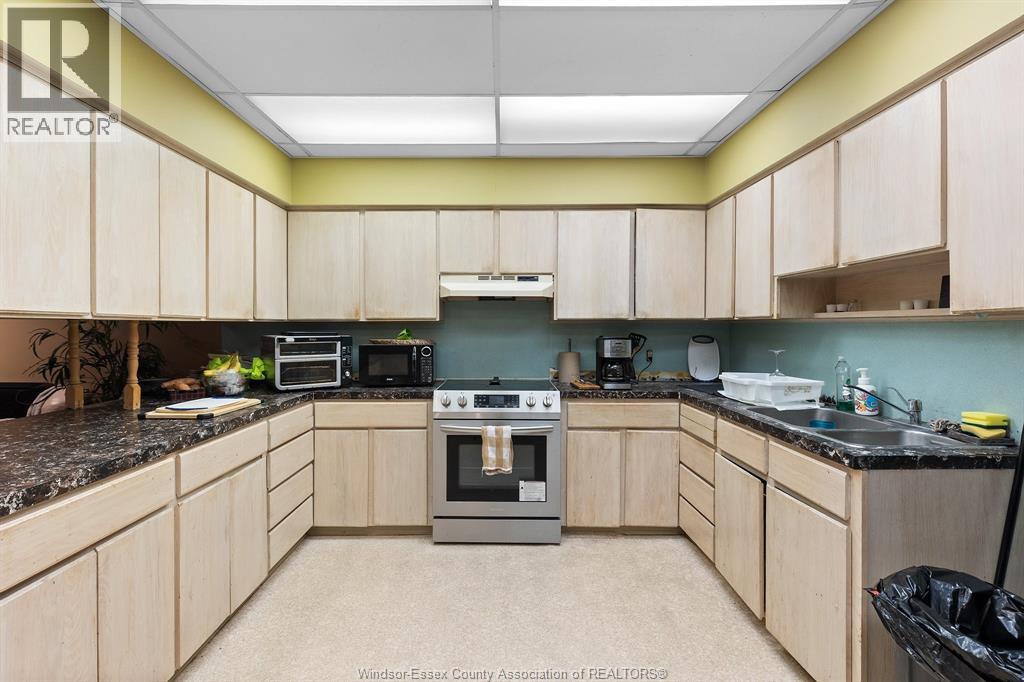 4774-4780 Wyandotte Street West Property Photo 33