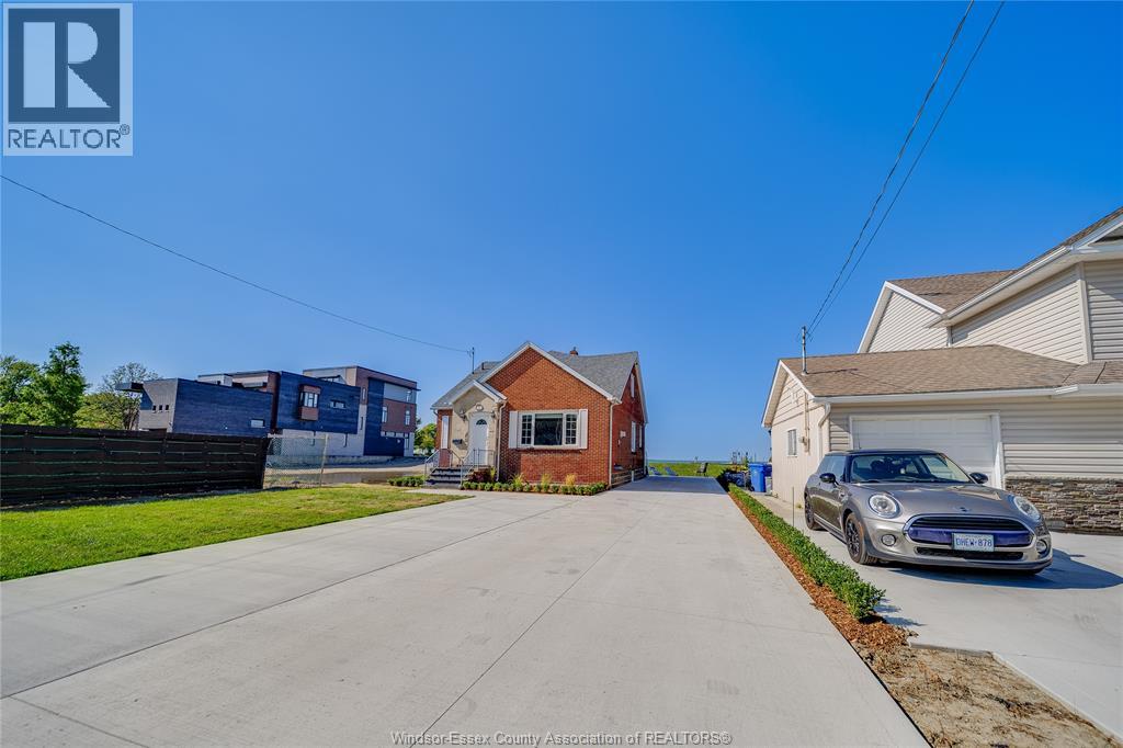 13902 Riverside Drive Property Photo 1