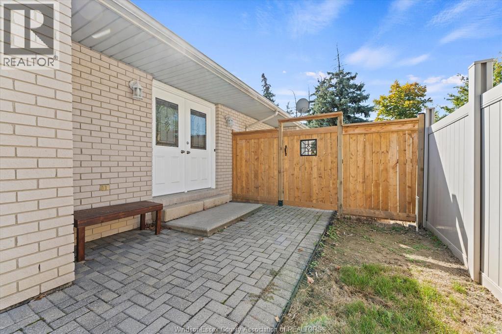 1467 Guildwood Crescent Property Photo 3