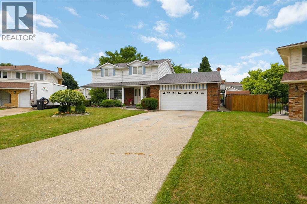 821 Danbury Crescent Property Photo 3