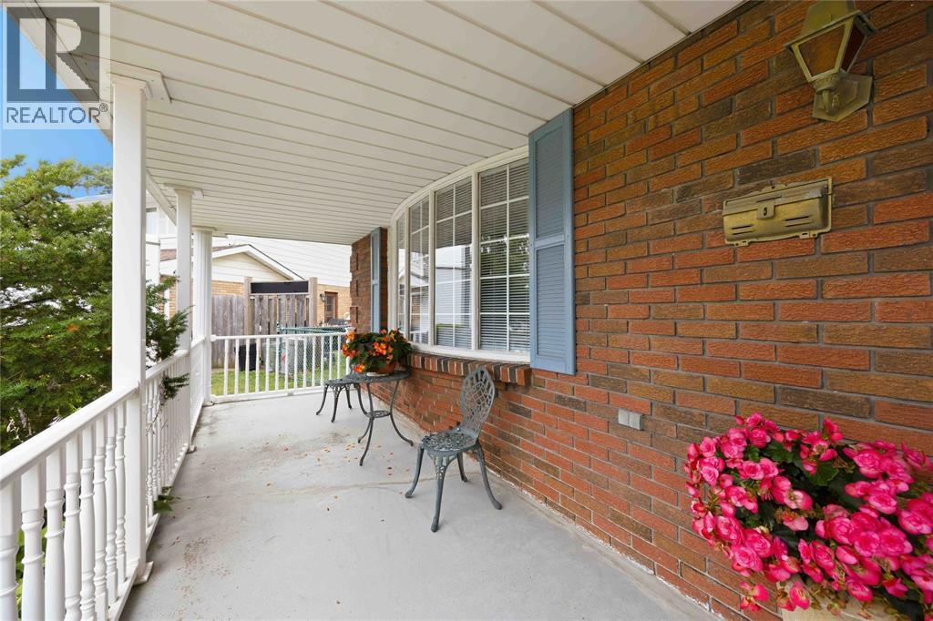 821 Danbury Crescent Property Photo 4
