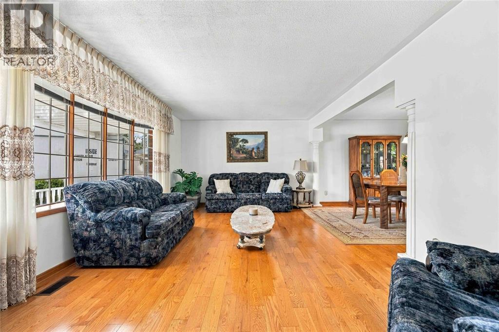 821 Danbury Crescent Property Photo 8