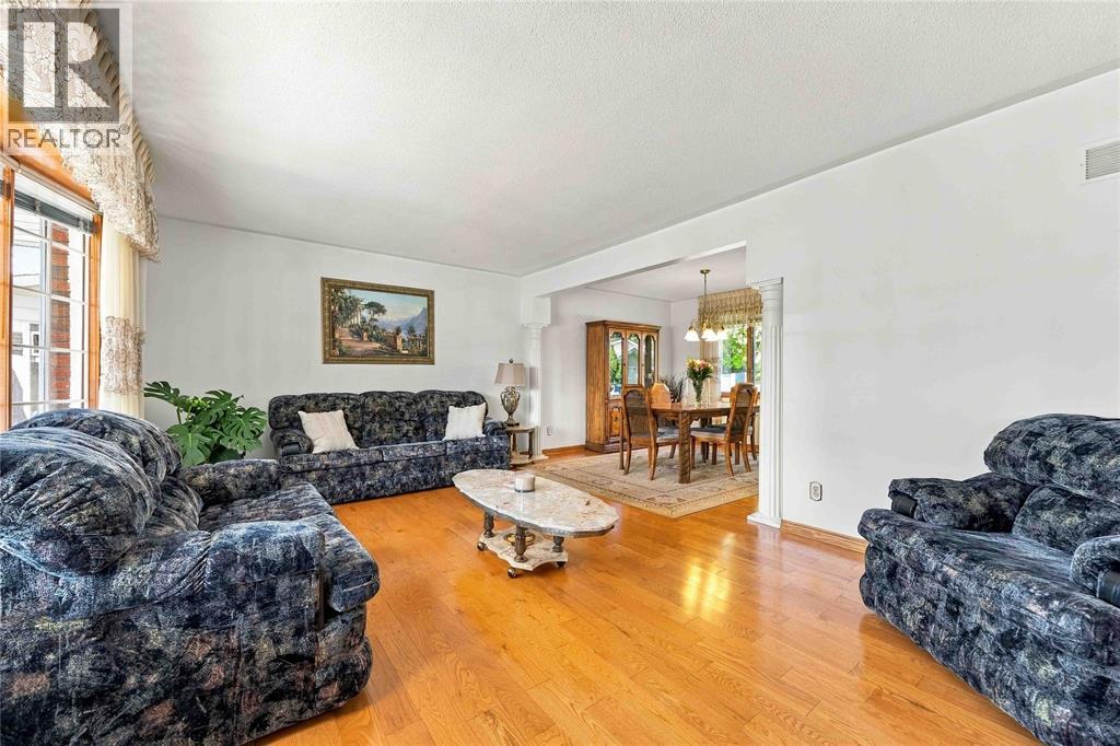 821 Danbury Crescent Property Photo 9