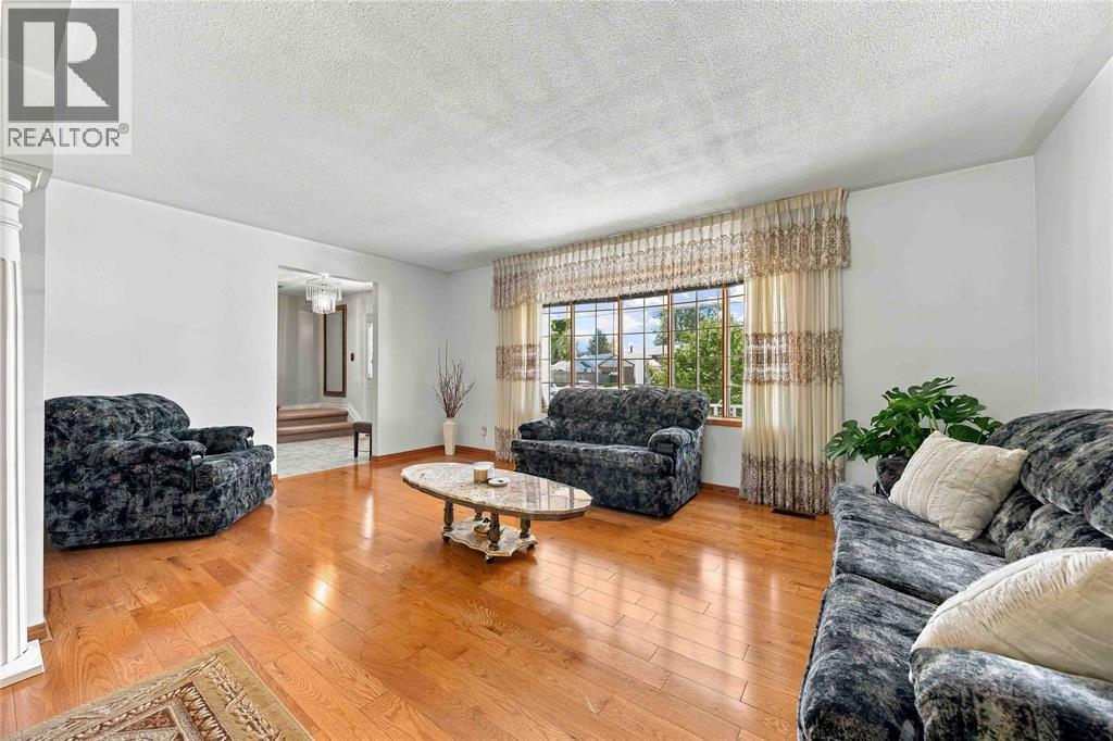 821 Danbury Crescent Property Photo 10