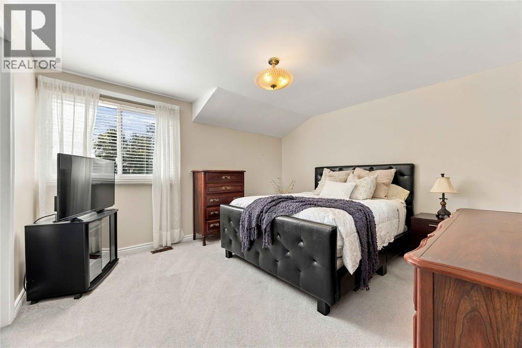 821 Danbury Crescent Property Photo 32