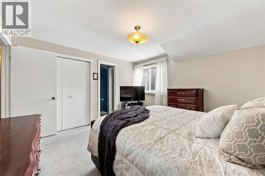 821 Danbury Crescent Property Photo 33