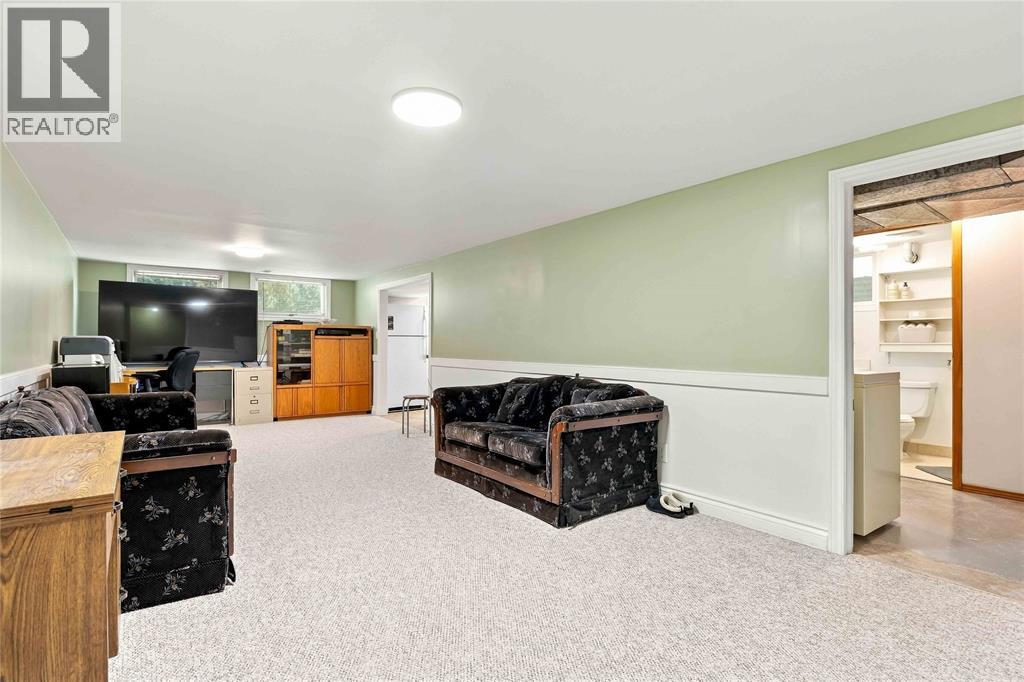 821 Danbury Crescent Property Photo 35