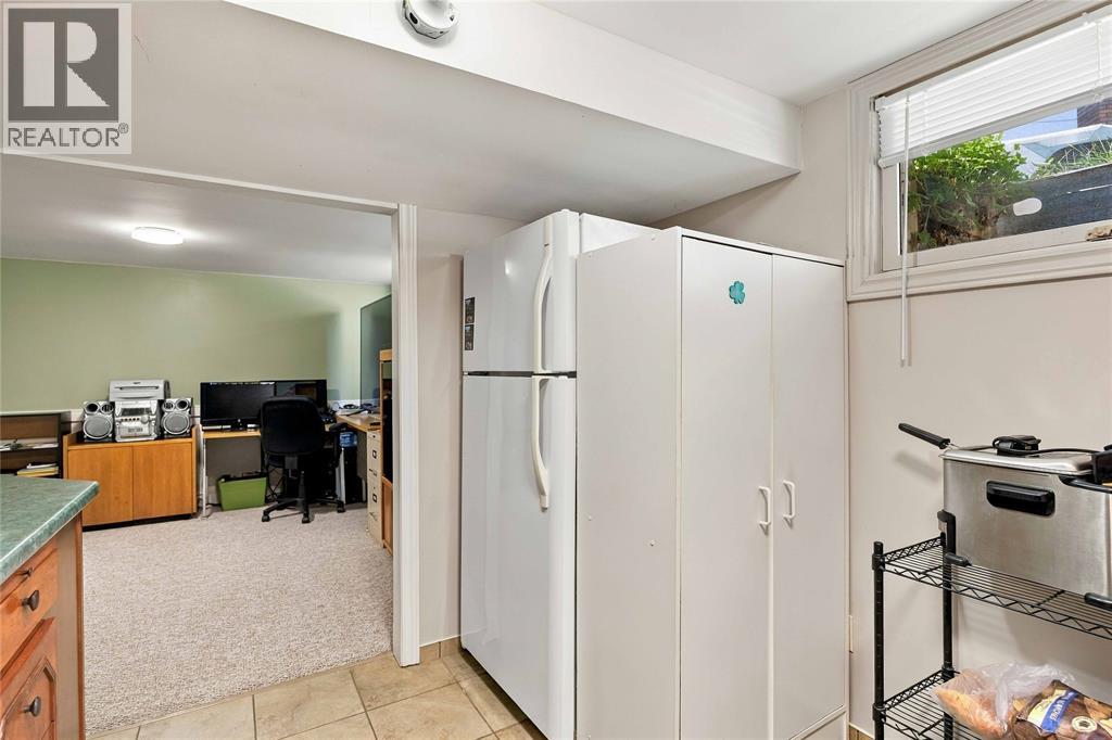 821 Danbury Crescent Property Photo 40