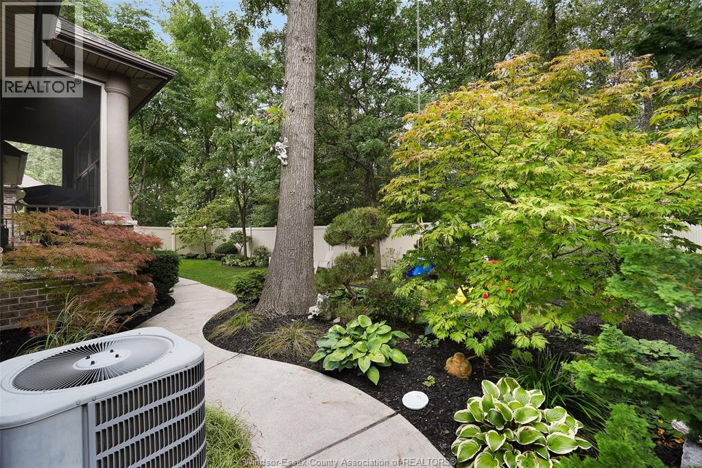 2216 Roxborough Property Photo 7