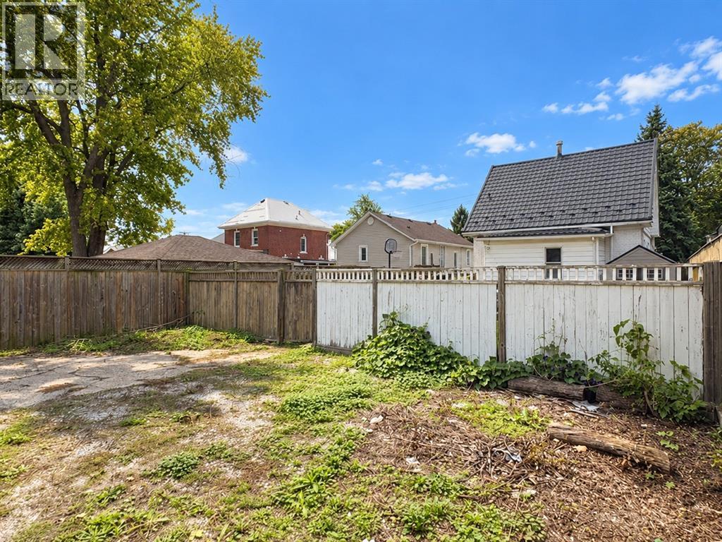 404 Russell Street South Property Photo 5