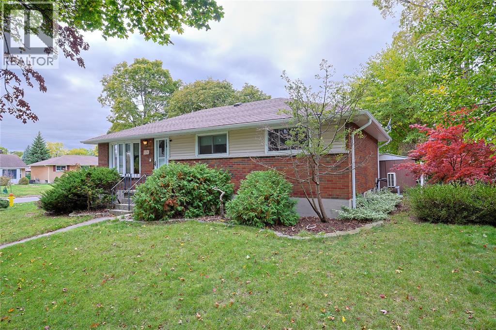 880 Champlain Road Property Photo 3