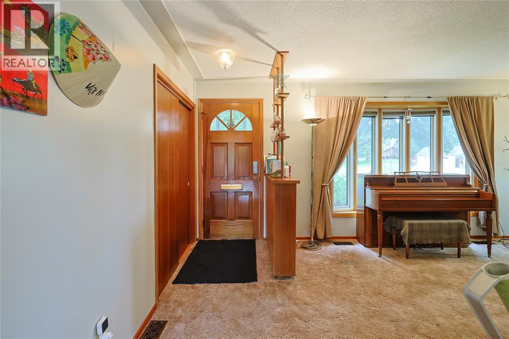 880 Champlain Road Property Photo 4