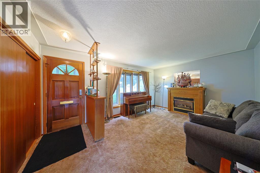 880 Champlain Road Property Photo 5
