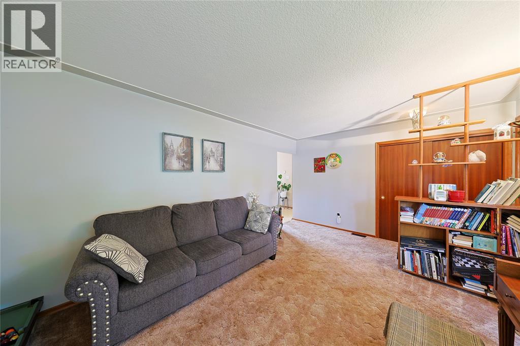 880 Champlain Road Property Photo 6