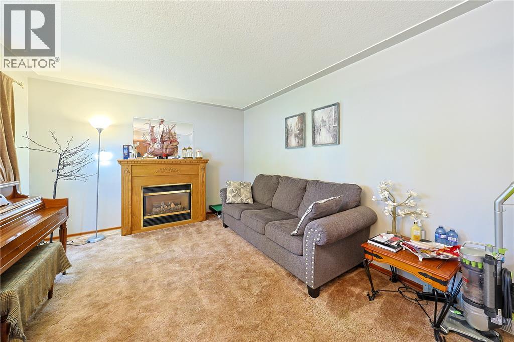 880 Champlain Road Property Photo 7