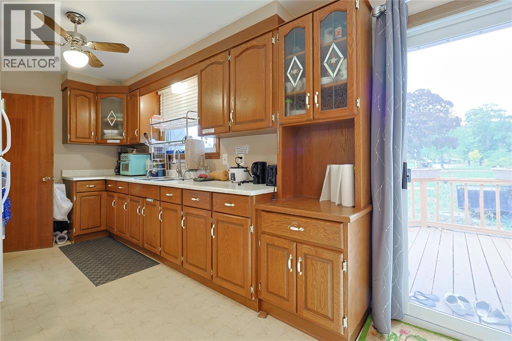 880 Champlain Road Property Photo 9