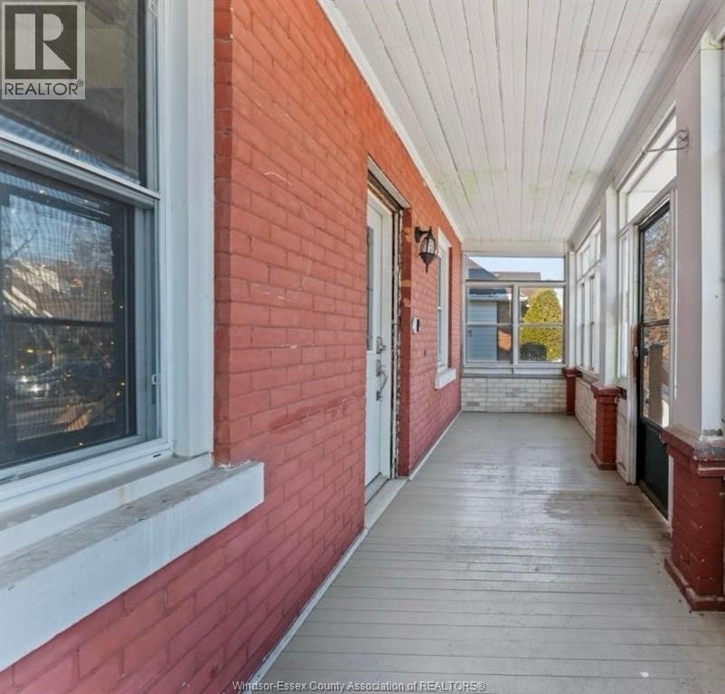 977 Gladstone Property Photo 4