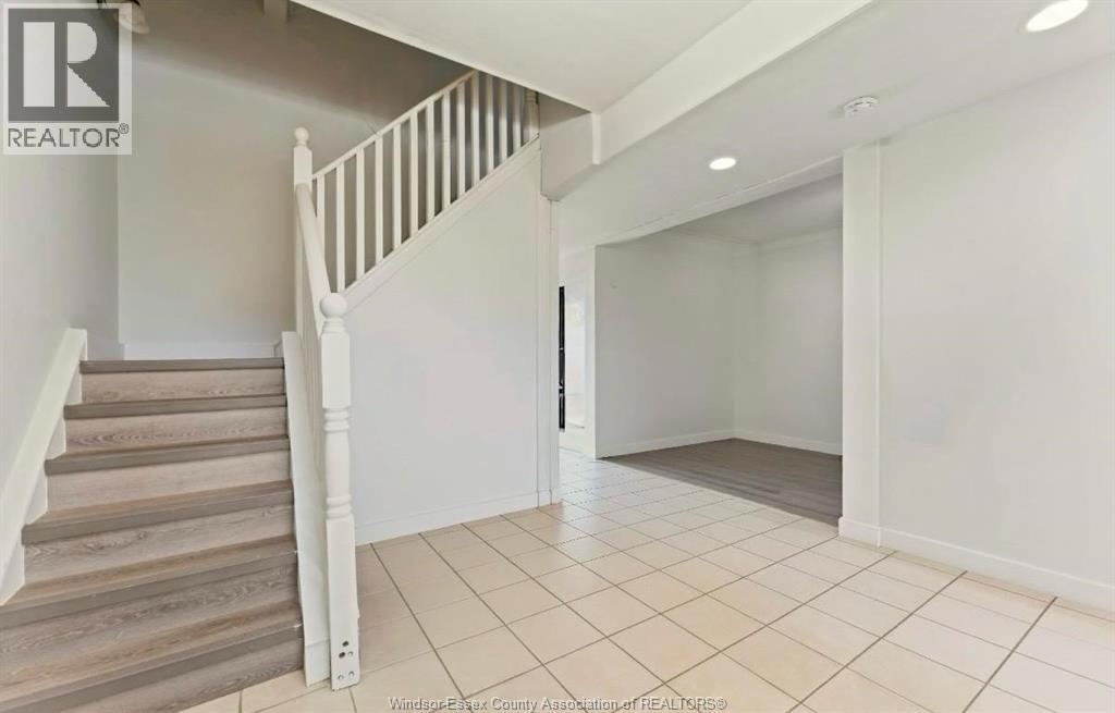 977 Gladstone Property Photo 5