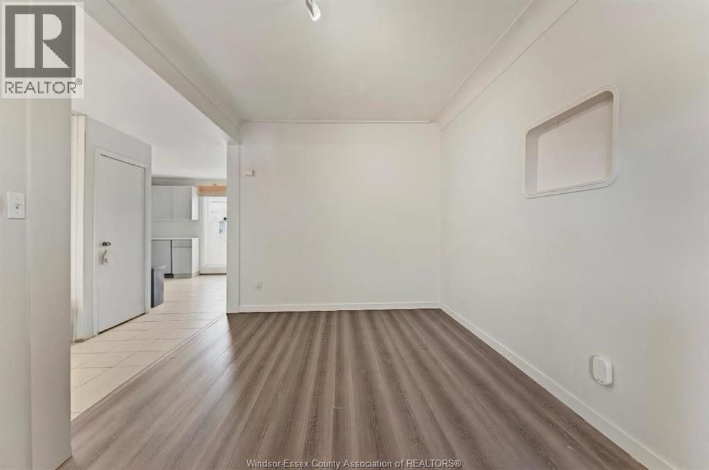 977 Gladstone Property Photo 6