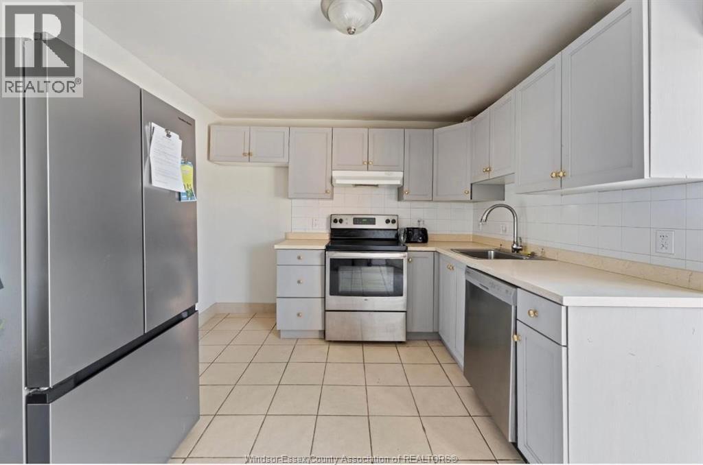 977 Gladstone Property Photo 7