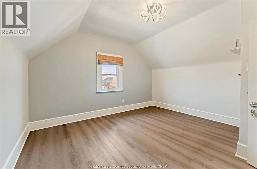 977 Gladstone Property Photo 8