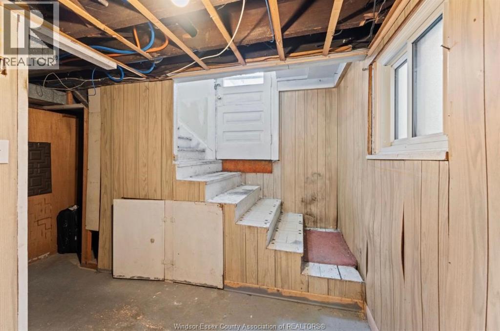 977 Gladstone Property Photo 9