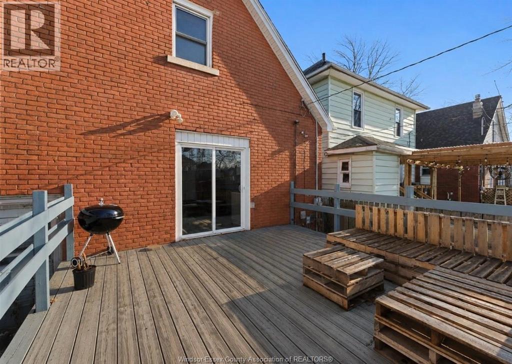 977 Gladstone Property Photo 11